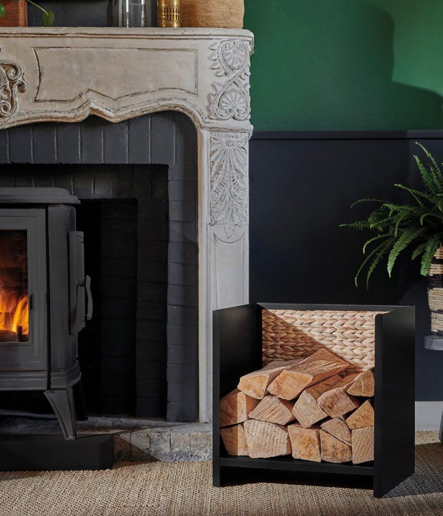 range-bûche intérieur cheminée