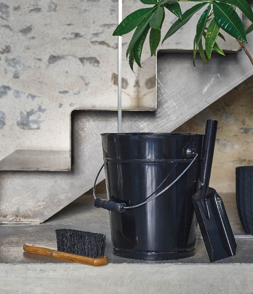 ensemble seau à cendres, pelle et balai