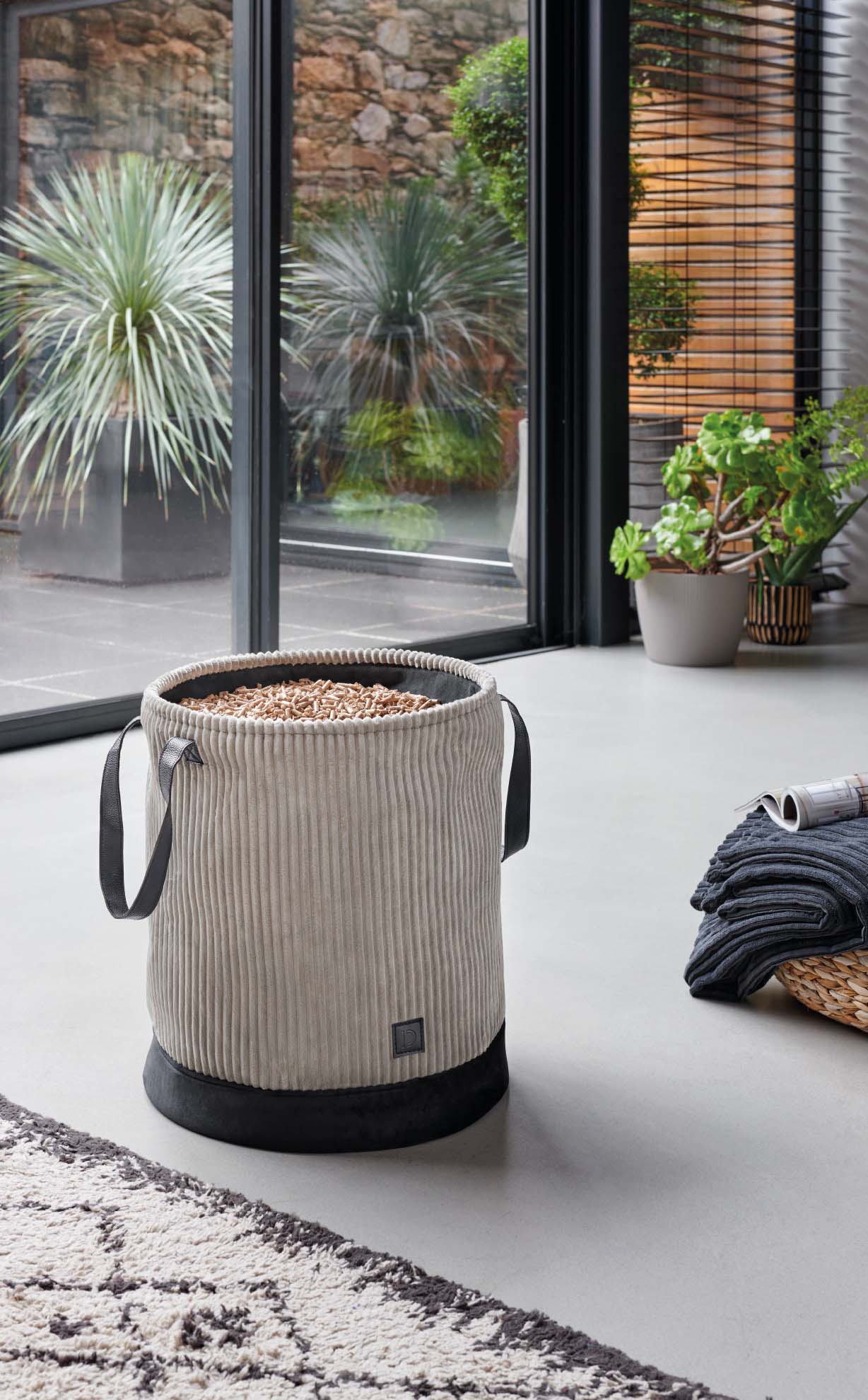 005.s2023-corbeille-granules-duveo-velours-noir-gris-ambiance-fp-3.jpg