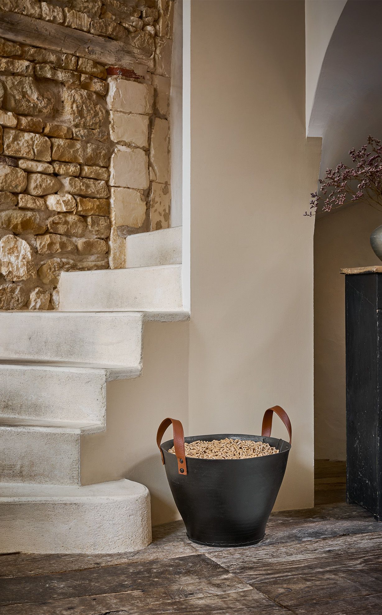 3542641731693-005.c3103-corbeille-buches-pneu-tinos-granules-ambiance-fiche.jpg
