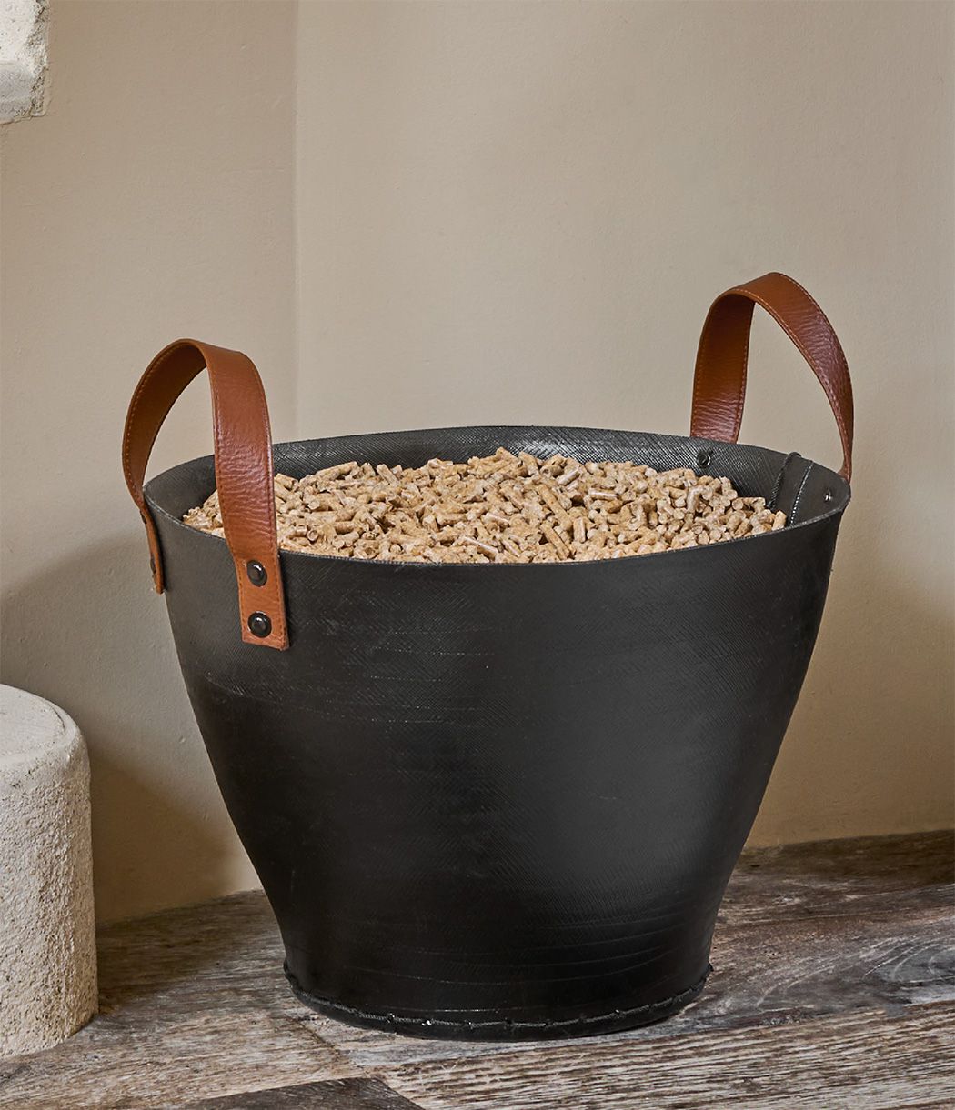 3542641731693-005.c3103-corbeille-buches-pneu-tinos-granules-ambiance-liste.jpg